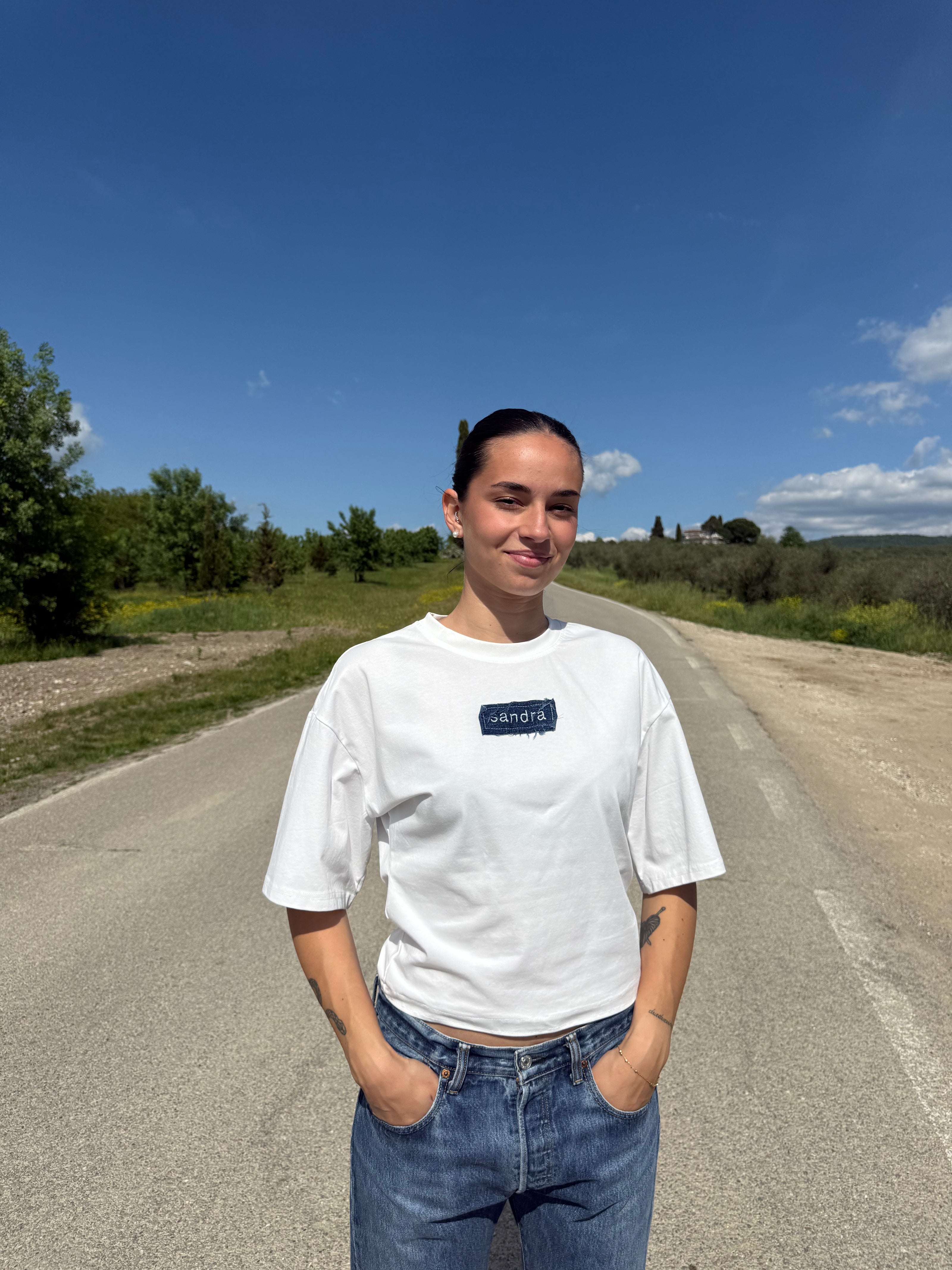 Sandra's T-shirt – t-shirt crop ricamo maiuscolo Olly